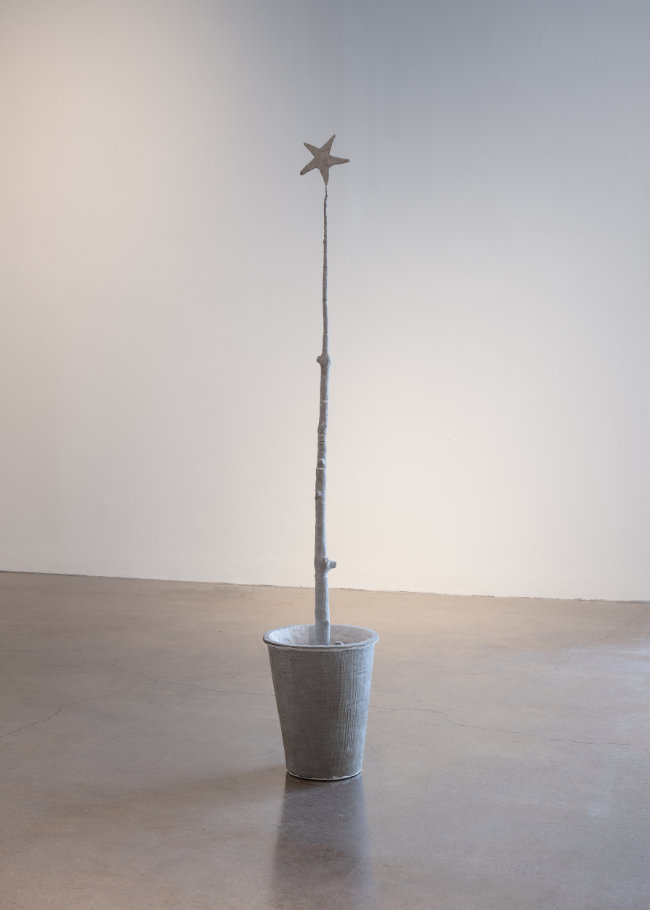 Daphne Wright, Dead Christmas Tree, 2019, mixed media, 150 x 28 x 28 cm. Presented, Daphne Wright and Frith Street Gallery, London, 2021. © the artist. Photo Jed Niezgoda