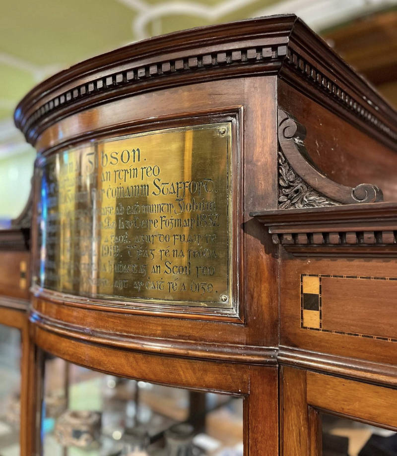 Detail of Gibson Collection Case engraving by James Archer (1866-1945). Photo © Michael Waldron.