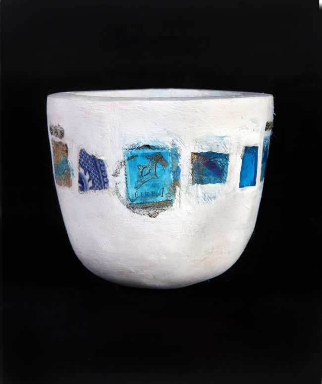 Inge Van Doorslaer, Bowl, 1997, mixed media, papier mâché, 9 x 12 x 12 cm. © the artist Web