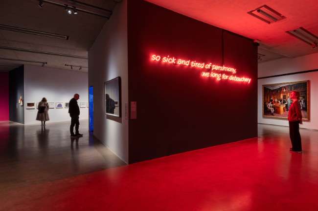 Sara Baume, so sick and tired…, 2020, neon tubing, 400 x 50 cm. Purchased, National Sculpture Factory, 2021. © the artist. Photo_Jed Niezgoda