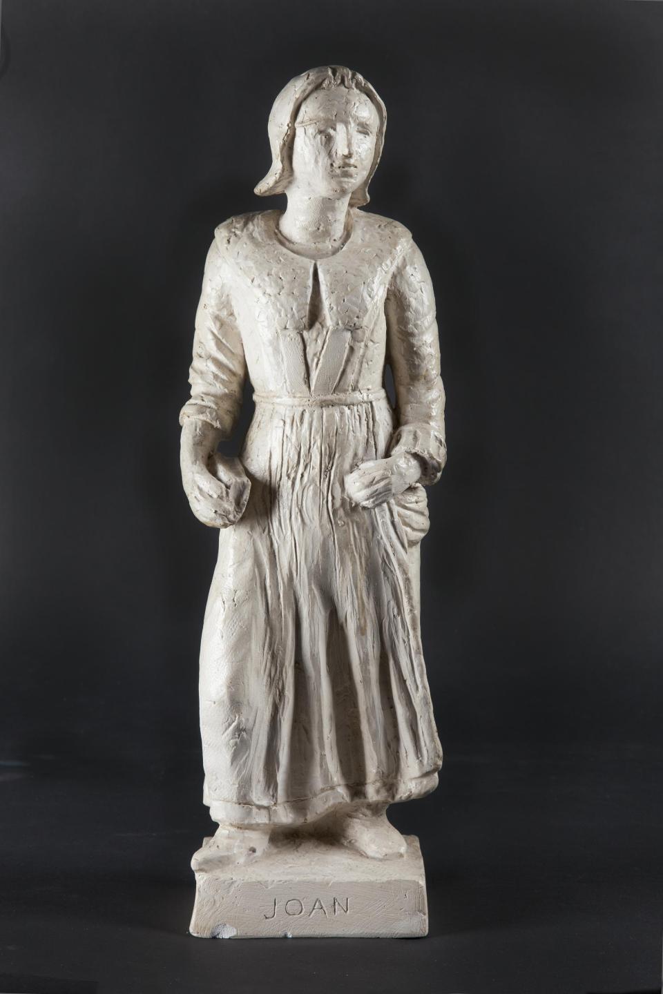 CAG.2484 / CAG.2485 Séamus Murphy, Bob and Joan, n.d., plaster, after eighteenth-century lead originals, H 46 cm / 47 cm. Donated, Séamus Murphy Family, 2006. © the artist’s estate.